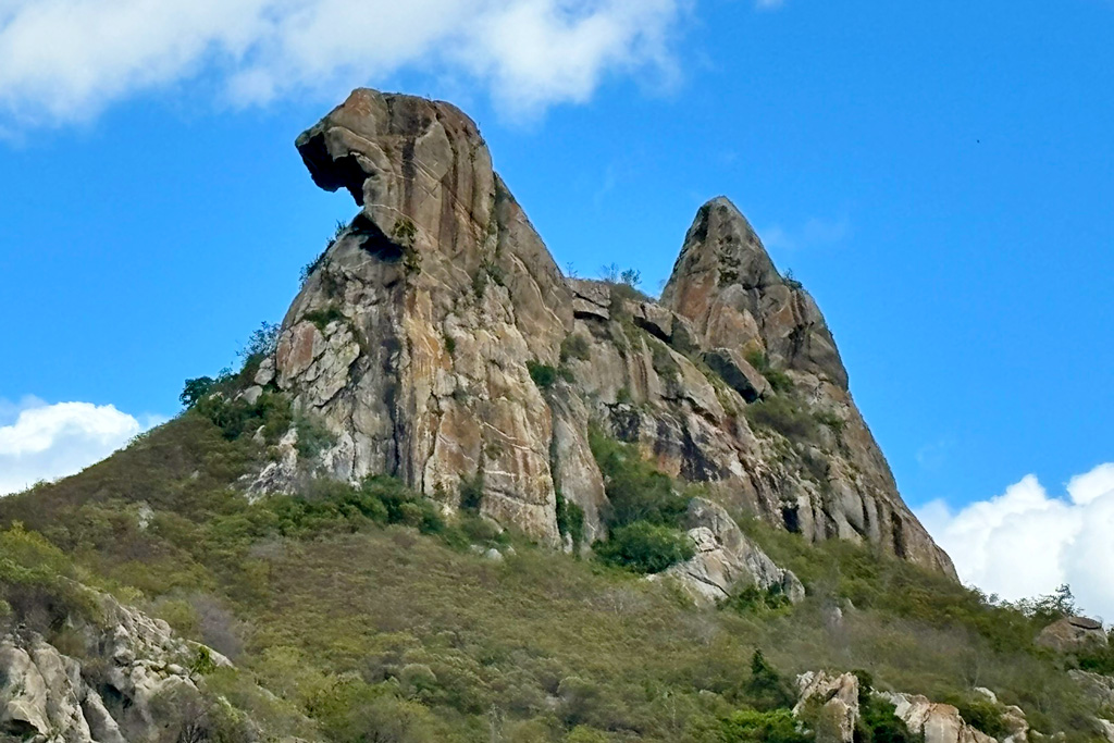 Pedra da Galinha Choca em Quixadá, Ceará