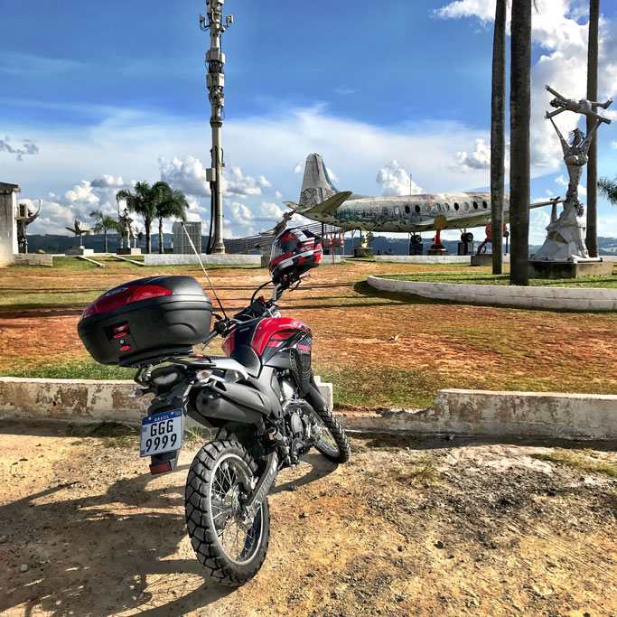 Yamaha XTZ-250 Lander na Praça do Avião, em Araçariguama, SP