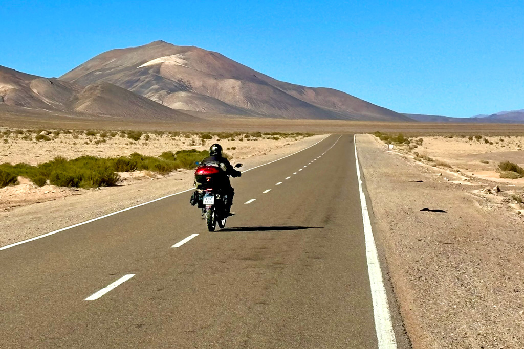 Fabio viajando de moto na Puna, o altiplano Argentino
