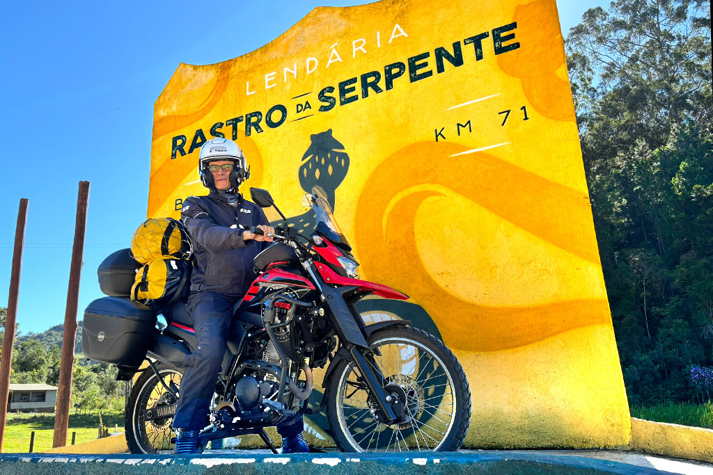 Parada na rodovia BR-476, no trecho paranaense do Rastro da Serpente